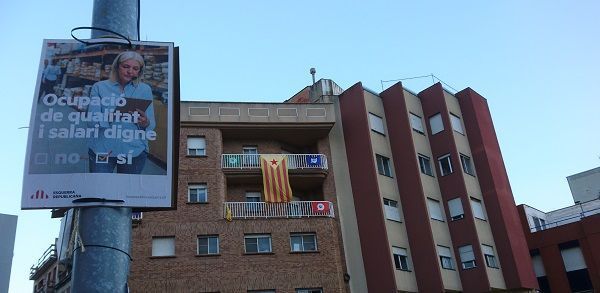 Publicidad del referéndum ilegal, ayer en una calle de Amposta