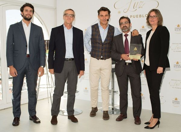 Carlos Boné junto a Jesús Vázquez y representantes de Ferrero