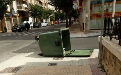El viento fue tan fuerte el domingo en Alcañiz que un contenedor salió disparado de un lado a otro de la avenida Aragón. Foto: Lola Llandrés