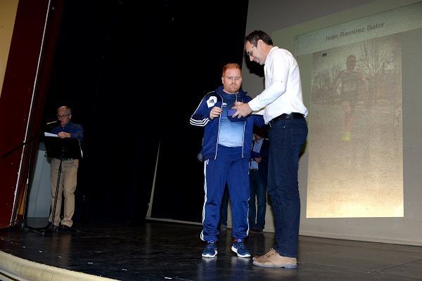 Iván Ramirez recogiendo su premio. Fotografía: José Puche / Ayuntamiento de Alcañiz