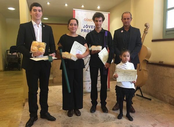 Los ganadores de los primeros premios del Jaime Dobato Benavente, junto a Vicente Dobato