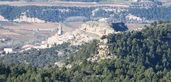 Peñarroya de Tastavins es una de las poblaciones limítrofes