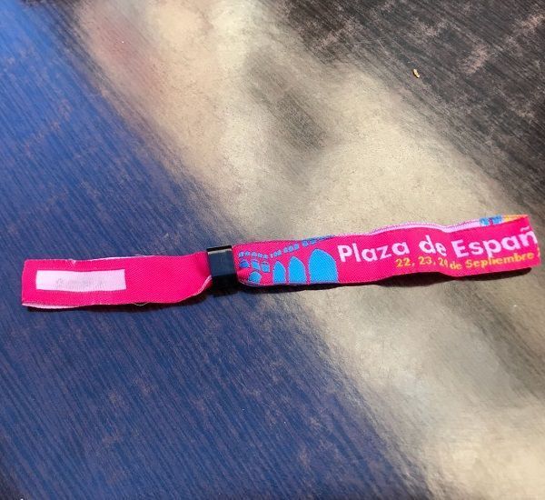 Pulsera para el sorteo de la plaza, cuyo número se ha borrado con saliva