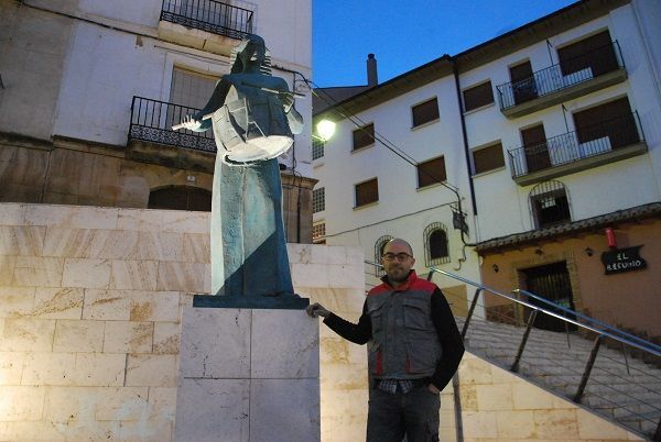 Daniel Elena con su tamborilero