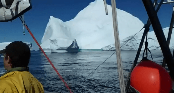 Imágen de un vídeo de Zardoya. La sombra del velero se proyecta en el iceberg