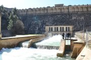 El río Guadalope se somete a una crecida controlada desde el embalse de Santolea, que ultima su pues...